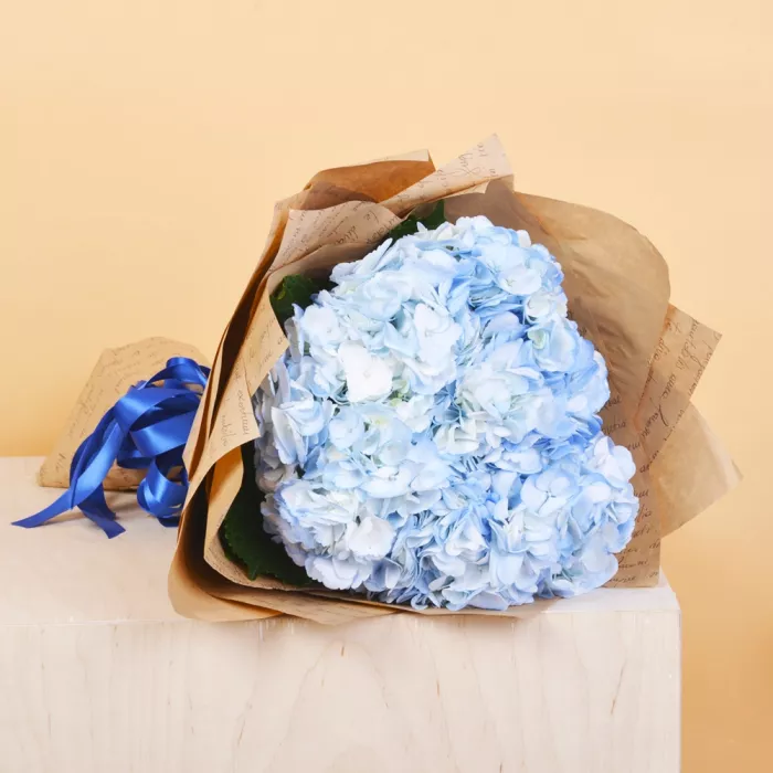Букет из 3 голубых гортензий в крафте