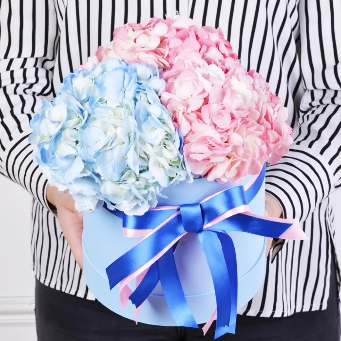 Шляпная коробка с букетом из 3 Гортензий