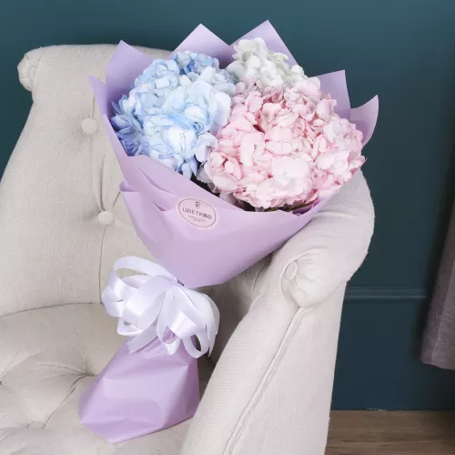 Букет из 3 разноцветных гортензий