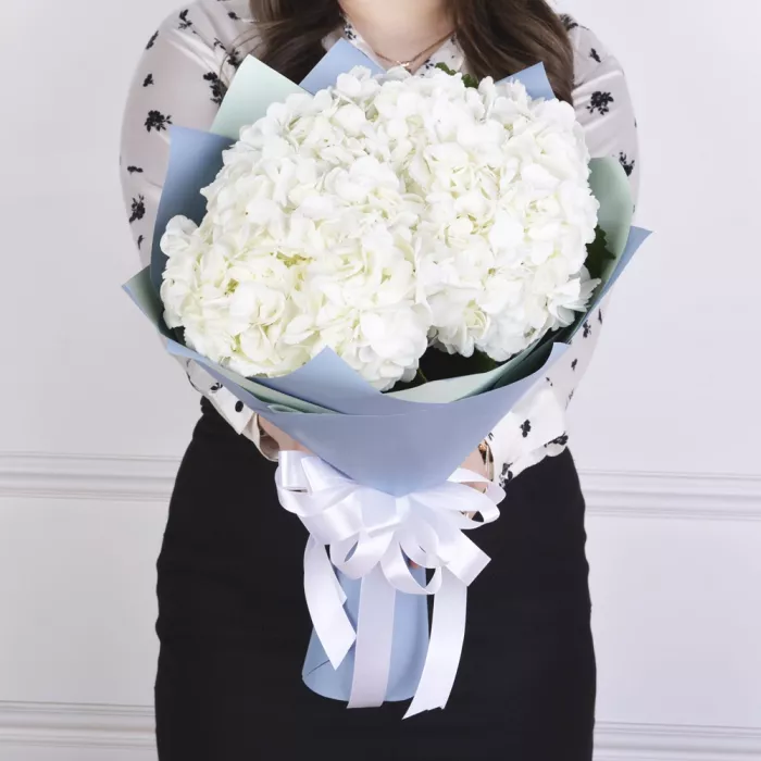 Букет из 3 гортензий в пленке