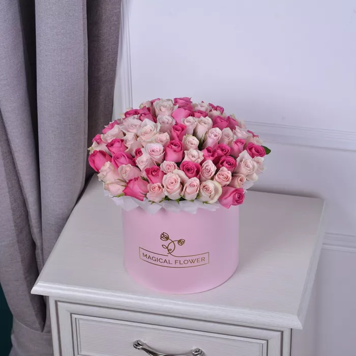 Букет из 51 разноцветной розы в шляпной коробке