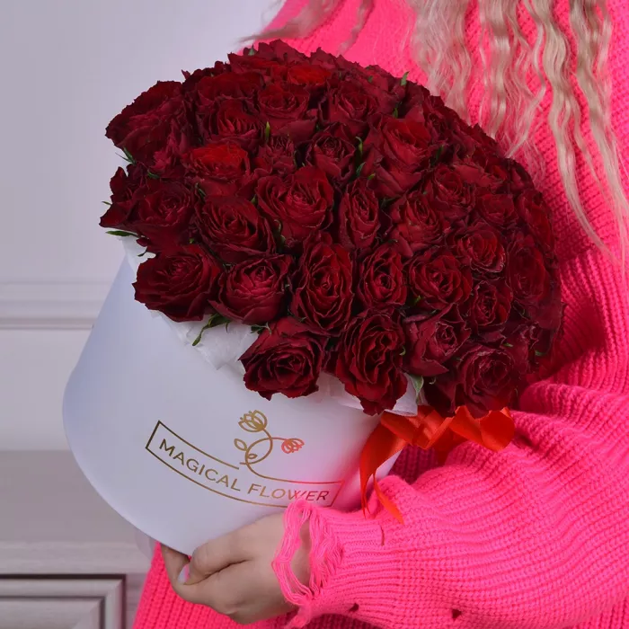 Букет из 51 красной розы в шляпной коробке