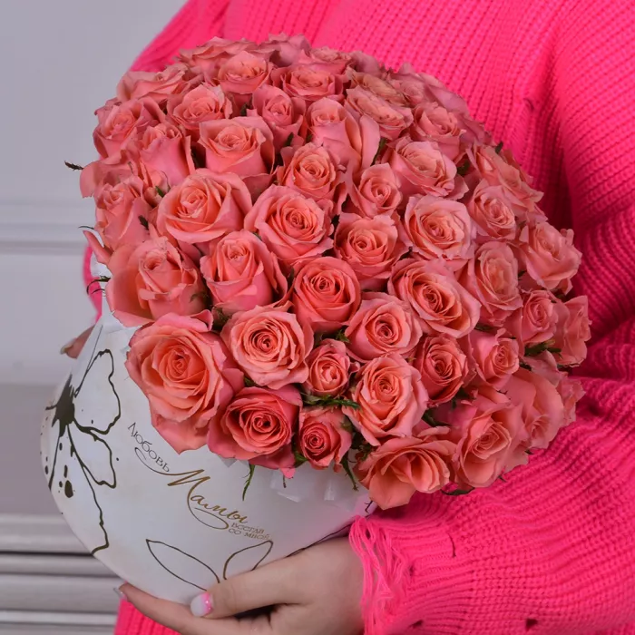 Букет из 51 коралловой розы в коробке на День матери