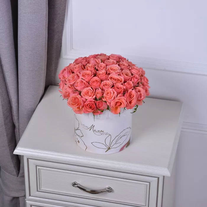 Букет из 51 коралловой розы в коробке на День матери