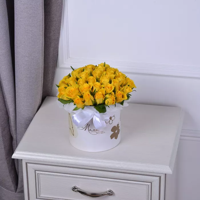 Букет из 35 желтых роз в коробке на День матери