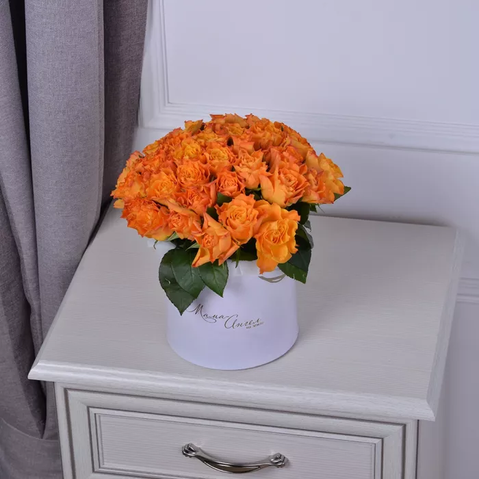 Букет из 35 огненных роз в коробке на День матери