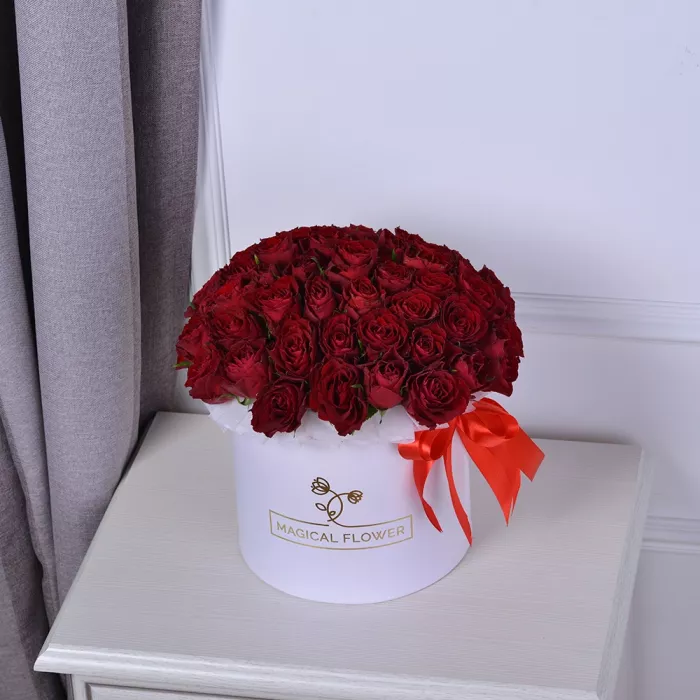 Букет из 51 красной розы в шляпной коробке