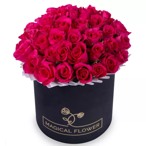 Нежный букет из 35 малиновых роз в черной шляпной коробке