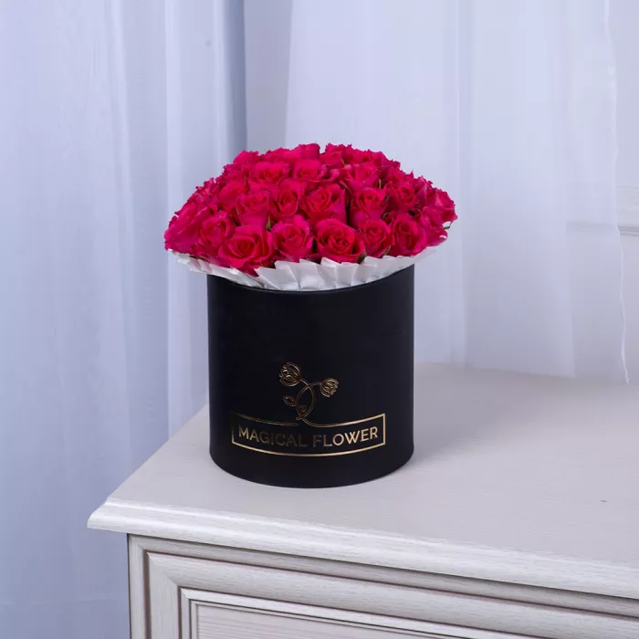 35 малиновых роз в черной шляпной коробке