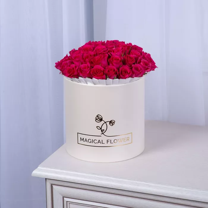 35 малиновых роз в кремовой шляпной коробке