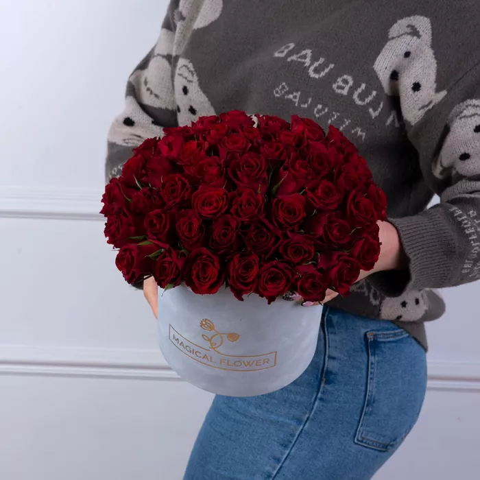 51 красная роза в шляпной в серой бархатной коробке