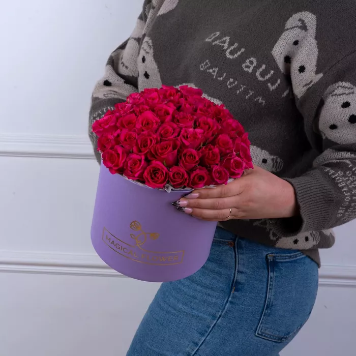 35 малиновых роз в фиолетовой шляпной коробке