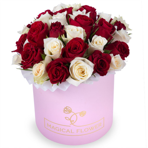 35 разноцветных роз в розовой шляпной коробке