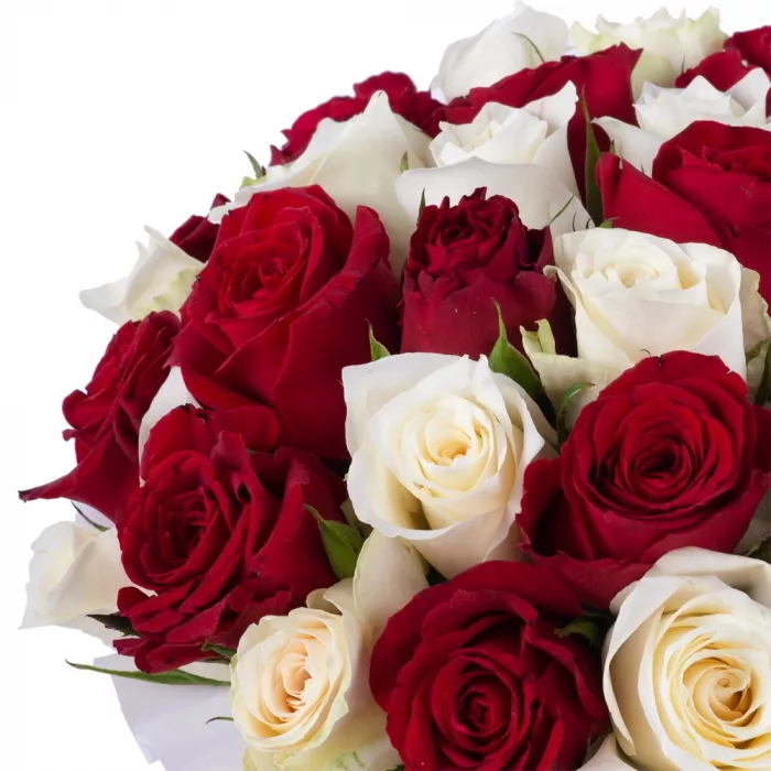 35 разноцветных роз в розовой шляпной коробке