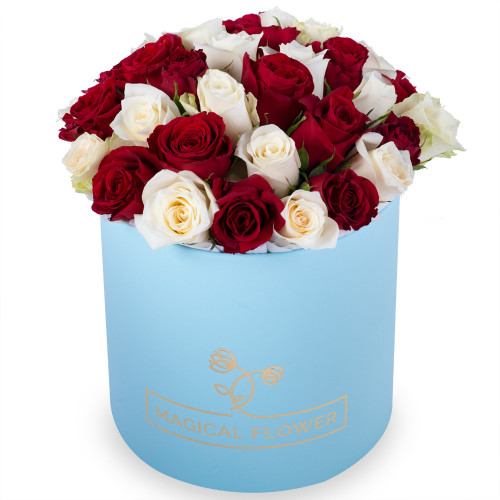 35 разноцветных роз в голубой шляпной коробке