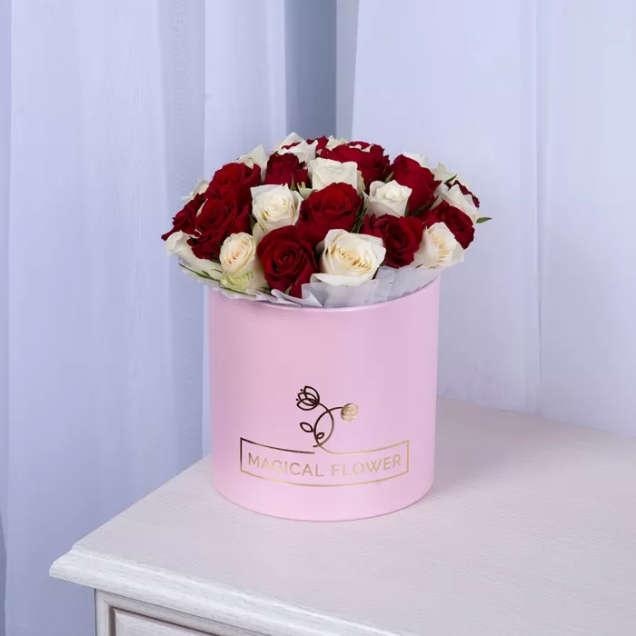 35 разноцветных роз в розовой шляпной коробке