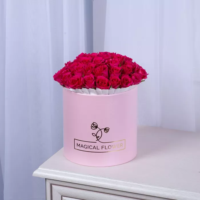 35 малиновых роз в розовой шляпной коробке