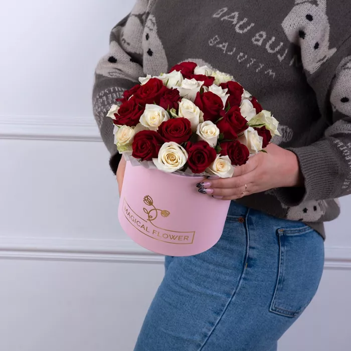 35 разноцветных роз в розовой шляпной коробке