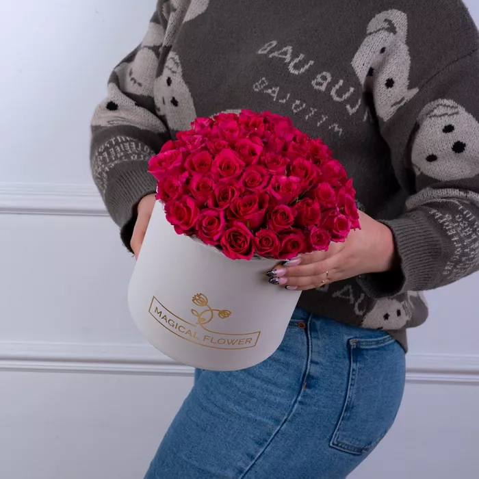 35 малиновых роз в белой шляпной коробке