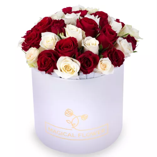 35 разноцветных роз в белой шляпной коробке