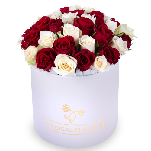 35 разноцветных роз в белой шляпной коробке