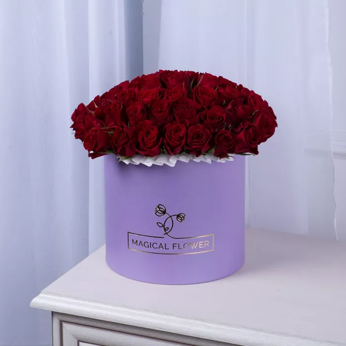 51 красная роза в фиолетовой шляпной коробке