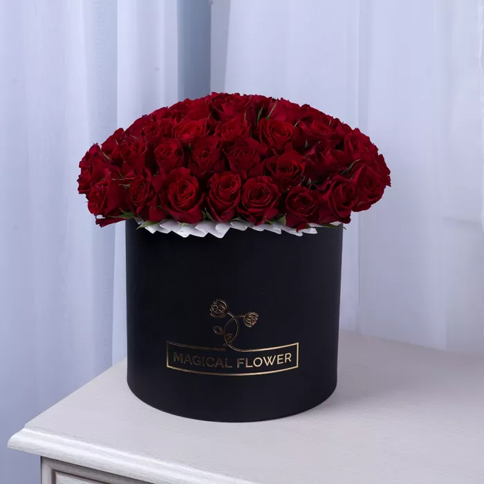 51 красная роза в черной шляпной коробке