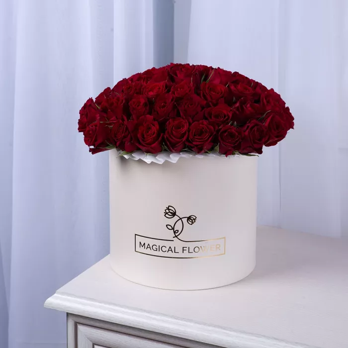 51 красная роза в кремовой шляпной коробке
