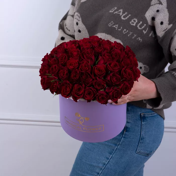 51 красная роза в фиолетовой шляпной коробке