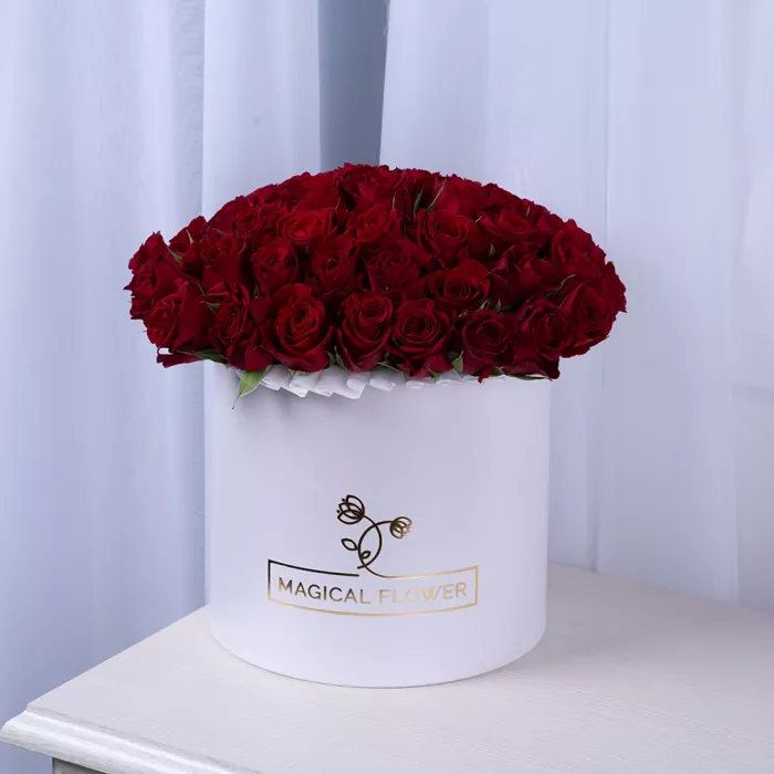 51 красная роза в белой шляпной коробке
