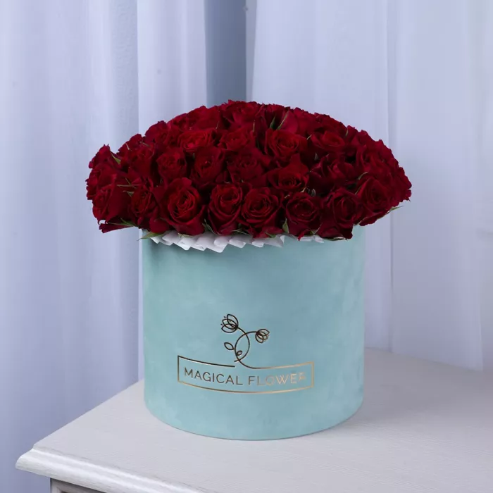 51 красная роза в зеленой бархатной шляпной коробке
