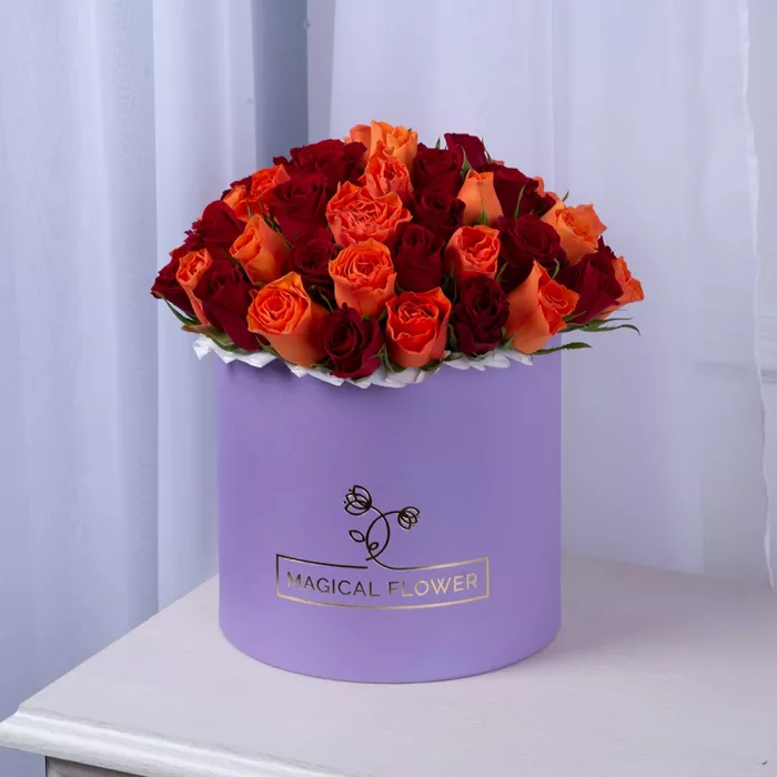 51 разноцветная роза в фиолетовой шляпной коробке