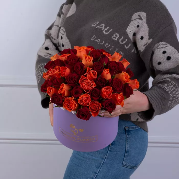 51 разноцветная роза в фиолетовой шляпной коробке