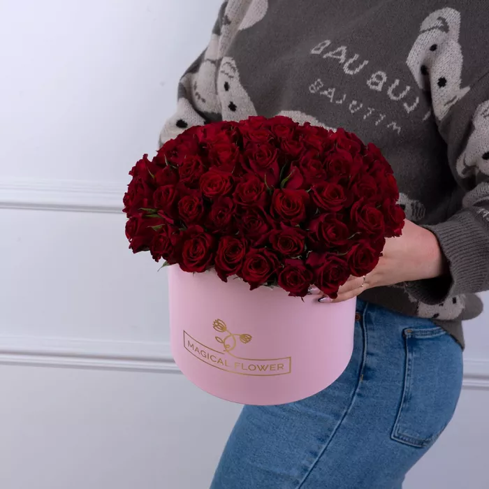 51 красная роза в розовой шляпной коробке