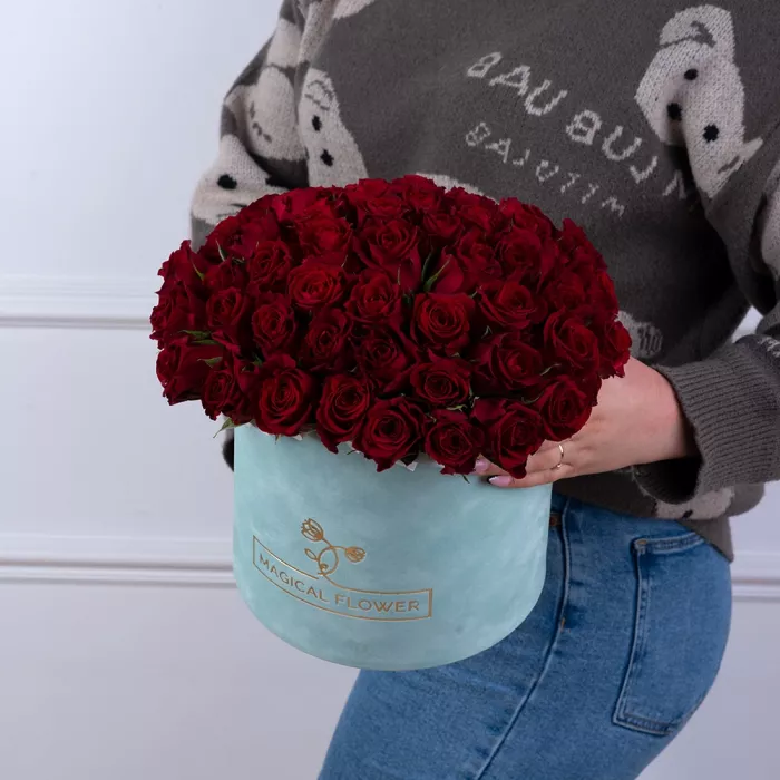 51 красная роза в зеленой бархатной шляпной коробке