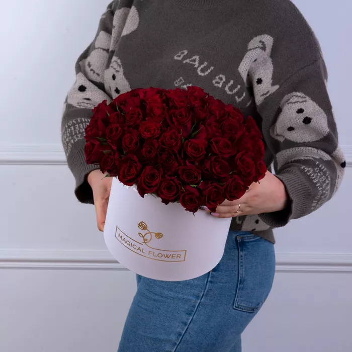 51 красная роза в белой шляпной коробке