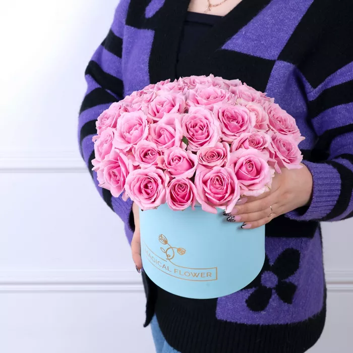 Букет из 25 розовых роз premium в голубой шляпной коробке