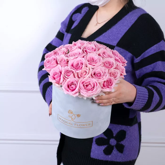 25 розовых роз premium в серой бархатной шляпной коробке
