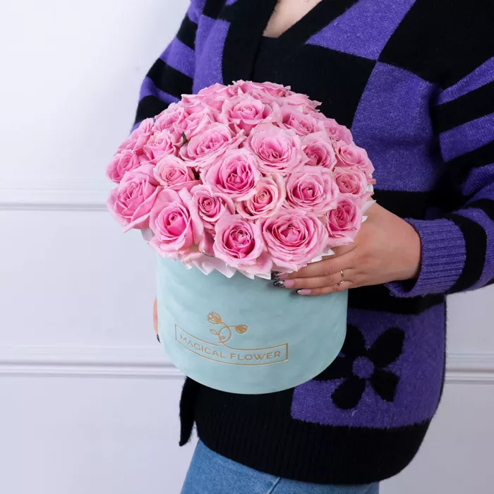 Букет из 25 розовых роз premium в зеленой бархатной шляпной коробке