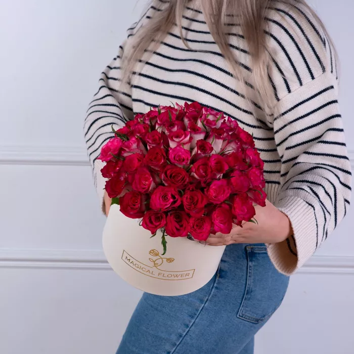 Букет из 51 бело-малиновой розы в кремовой шляпной коробке