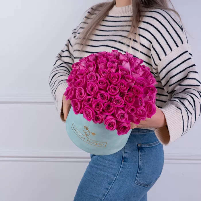 Букет из 75 розовых роз в зеленой бархатной шляпной коробке