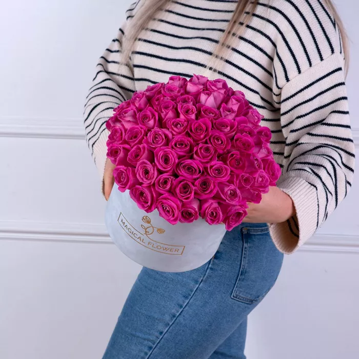 Букет из 75 розовых роз в серой бархатной шляпной коробке