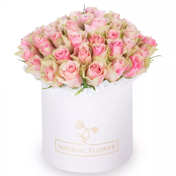 Букет из 75 бело-розовых роз в кремовой шляпной коробке