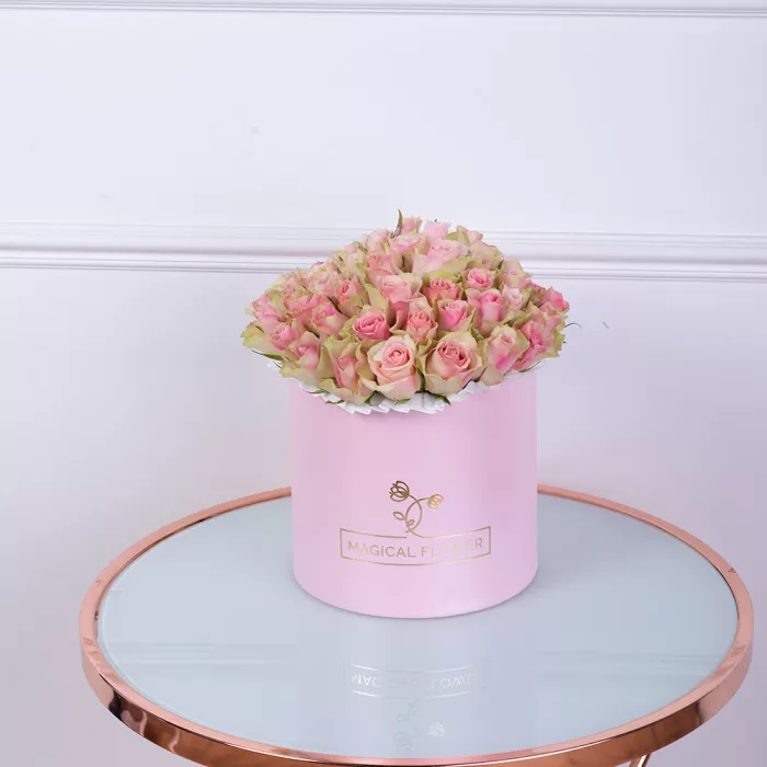 Букет из 75 бело-розовых роз в розовой шляпной коробке