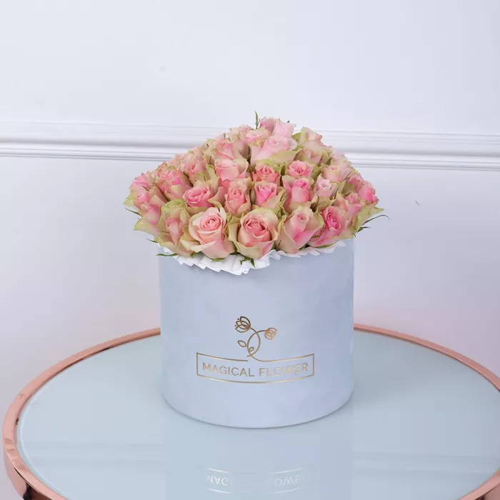 Букет из 75 бело-розовых роз в серой бархатной шляпной коробке