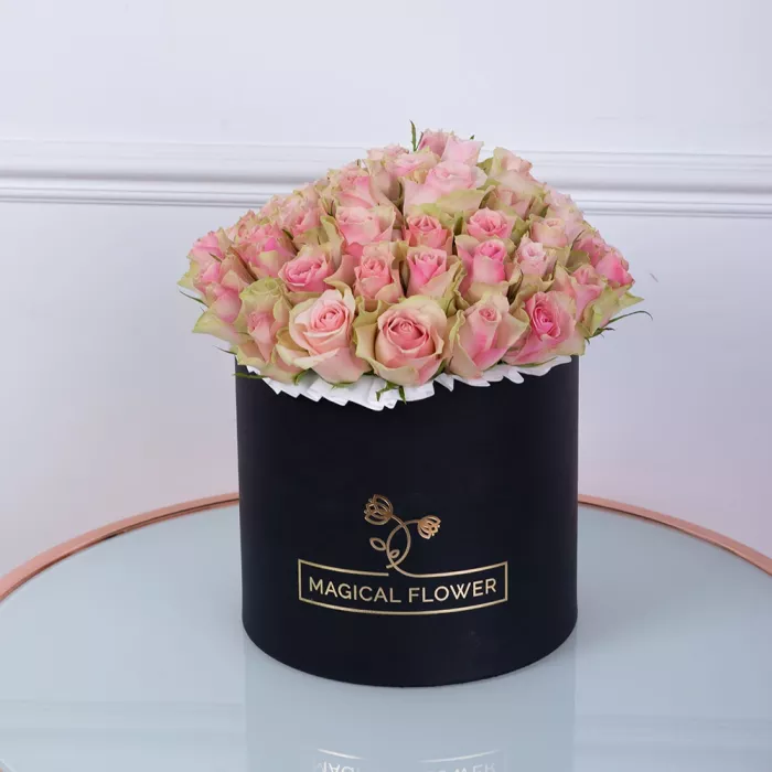 Букет из 75 бело-розовых роз в черной шляпной коробке