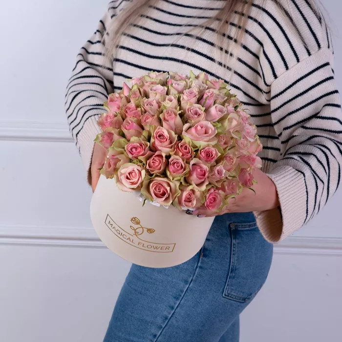 Букет из 75 бело-розовых роз в кремовой шляпной коробке