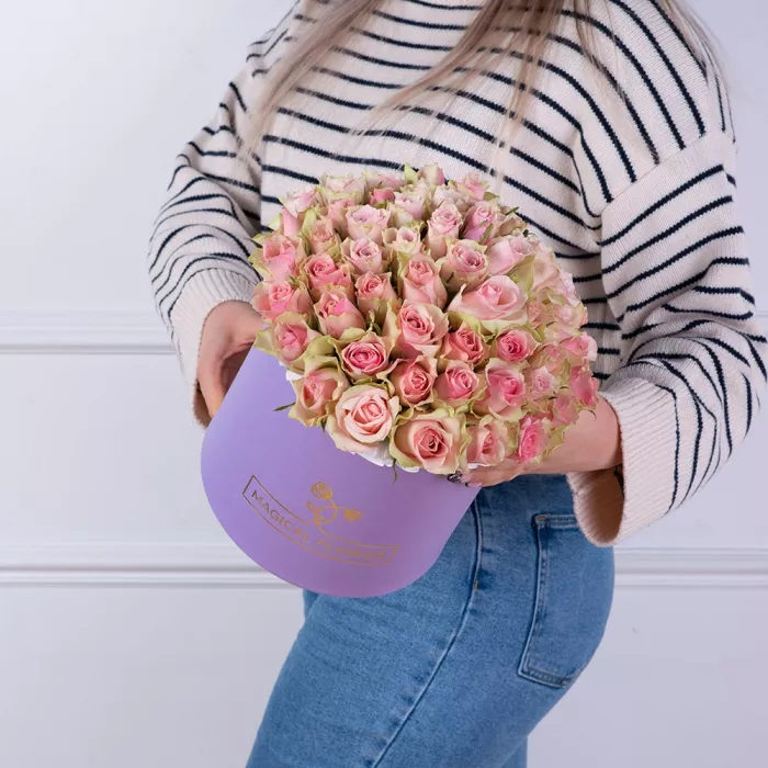 Букет из 75 бело-розовых роз в фиолетовой шляпной коробке