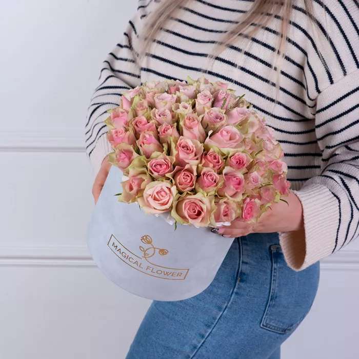 Букет из 75 бело-розовых роз в серой бархатной шляпной коробке