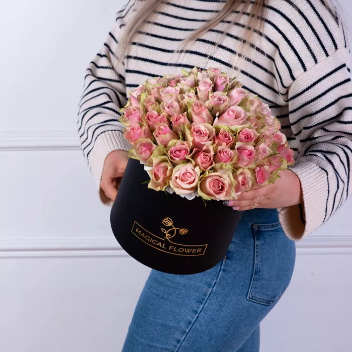 Букет из 75 бело-розовых роз в черной шляпной коробке